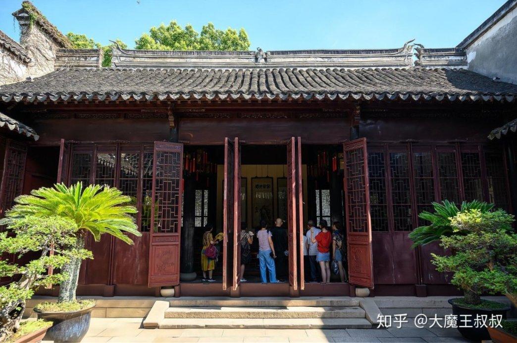 博格丹转发与国王昔日队友福克斯&巴恩斯合照: